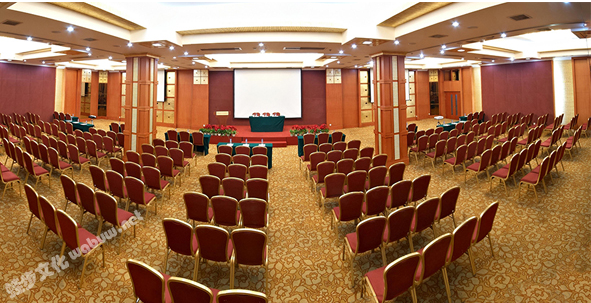 剧院式:在会议厅内面向讲台摆放一排